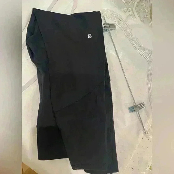 NWT Le Ore Andria Legging in Black - mesh bottom back - Picture 2 of 3